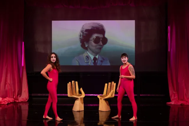 Rebecca Biscuit et Louise Mothersole dans Evita aussi