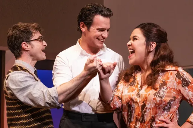 Joyeusement Daniel Radcliffe, Jonathan Groff et Lindsay Mendez dans Merrily We Roll Along on Broadway