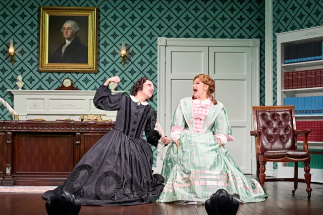 OH, MARIE ! Mason Alexander Park (Mary Todd Lincoln) et Kate O'Donnell (Mary's Chaperone). Photo de Manuel Harlan