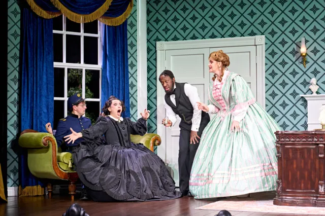 OH, MARIE ! Oliver Stockley (l'assistant du mari de Mary), Mason Alexander Park (Mary Todd Lincoln), Giles Terera (le mari de Mary) et Kate O'Donnell (le chaperon de Mary). Photo de Manuel Harlan