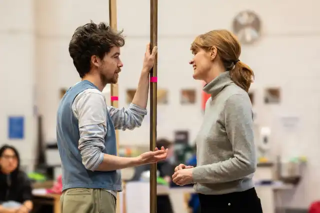 Alex Lawther (Vlass Mikhailich) et Justine Mitchell (Maria Lvovna) en répétition pour Summerfolk au Théâtre National. Photographe Johan Persson 00532 Alex Lawther (Vlass Mikhailich) et Justine Mitchell (Maria Lvovna) en répétition pour Summerfolk au Théâtre National. Photographe Johan Persson 00532