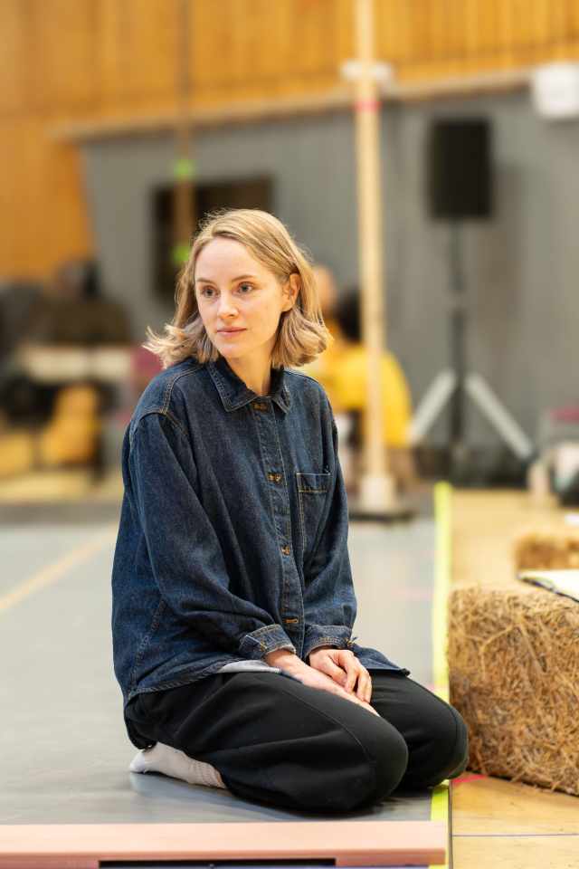 Sophie Rundle (Varvara Mikhailovna) en répétitions pour Summerfolk au Théâtre National. Photographe Johan Persson 00339 (1) (1) Sophie Rundle (Varvara Mikhailovna) en répétitions pour Summerfolk au Théâtre National. Photographe Johan Persson 00339 (1) (1)