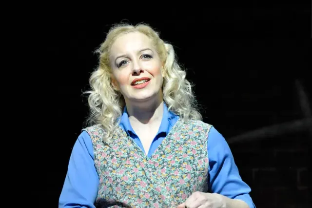 Vivienne Carlyle dans le rôle de Mme Johnstone Blood Brothers