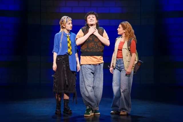 Georgie Buckland, Max Gill et Emily Lane dans Mean Girls