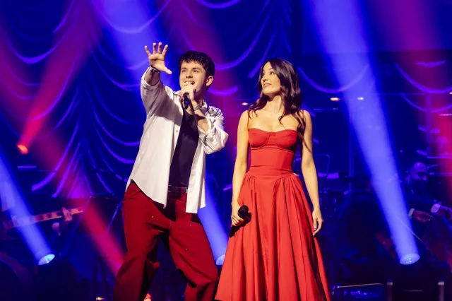 Tobias Turley et Leonor Correia sur scène aux WhatsOnStage Awards
