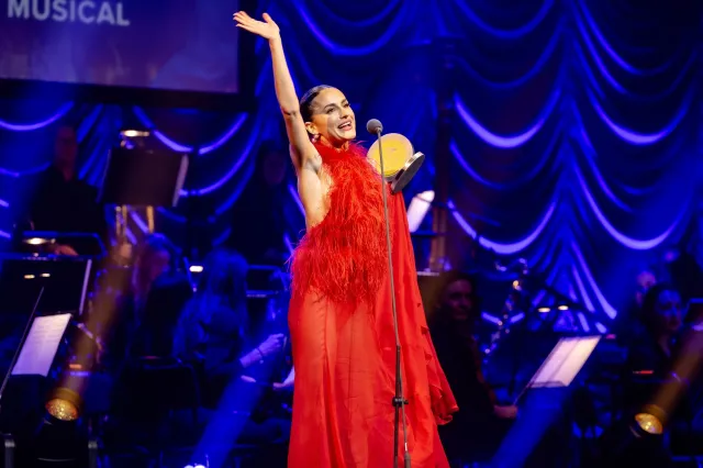 Amber Davies avec son prix WhatsOnStage