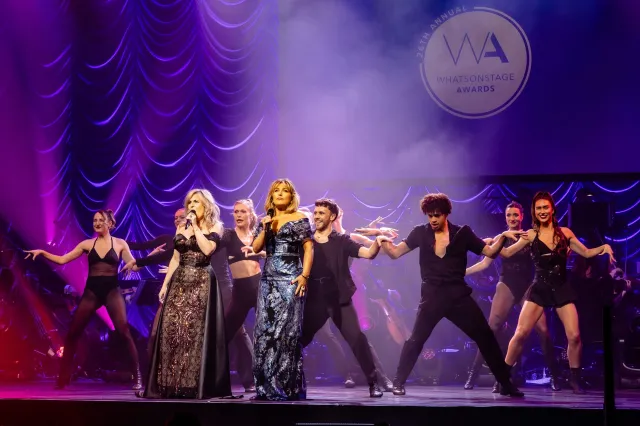 Gina et Mazz Murray et le casting du numéro d'ouverture