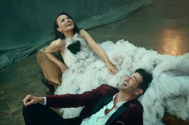 Samantha Barks et Oliver Tompsett, photos de Sebastian Nevols et © 20th Century Studios