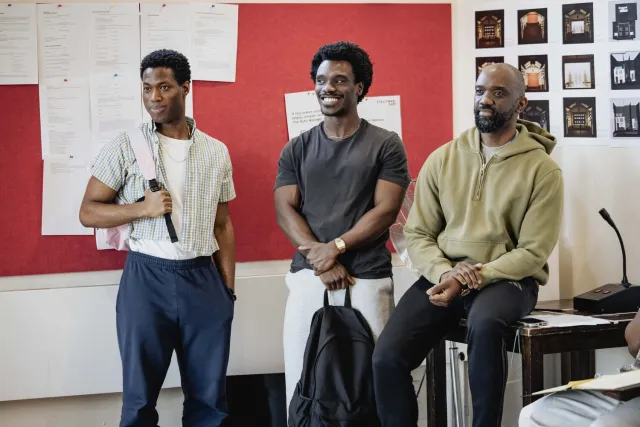 Freddie MacBruce, Michael Ahomka-Lindsay et Daon Broni en répétitions pour Choir Boy