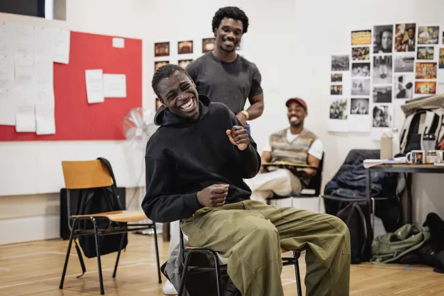 Terique Jarrett, Michael Ahomka-Lindsay, Khalid Daley et Freddie MacBruce en répétitions pour Choir Boy