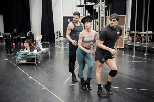 (De gauche à droite) Fabian Soto Pacheco (Molina), Davide Fienauri (Ensemble), Anna Jane Casey (Aurora) et Alex Pinder (Ensemble) Photographie de Marc Brenner