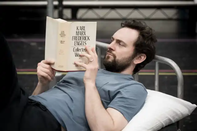 George Blagden (Valentin) Photographie par Marc Brenner