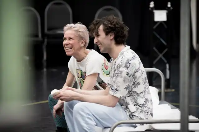 (De gauche à droite) Anna Jane Casey (Aurora) et Fabian Soto Pacheco (Molina) Photographie par Marc Brenner (1)