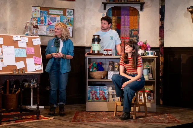 Debra Gillet, Sean Delaney et Lydia Larson dans Bienvenue à Pemfort