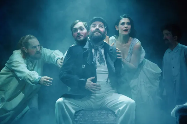 Sous le bois de lait 2 Adam Bassett, Jacob Coleman, Douglas Walker, Mirain Fflur et Macsen McKay dans Under Milk Wood