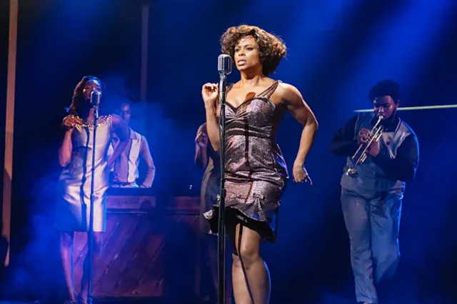 Fleur Est dans le rôle de Tina Turner