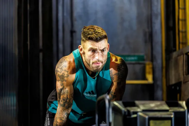 Jake Quickenden dans The Full Monty