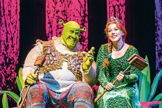 Shrek la comédie musicale avec Amelia Lily dans le rôle de la princesse Fiona