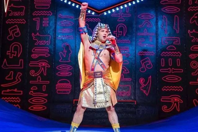 Joe McElderry comme Pharaon,