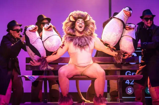 Matt Terry dans le rôle d'Alex à Madagascar