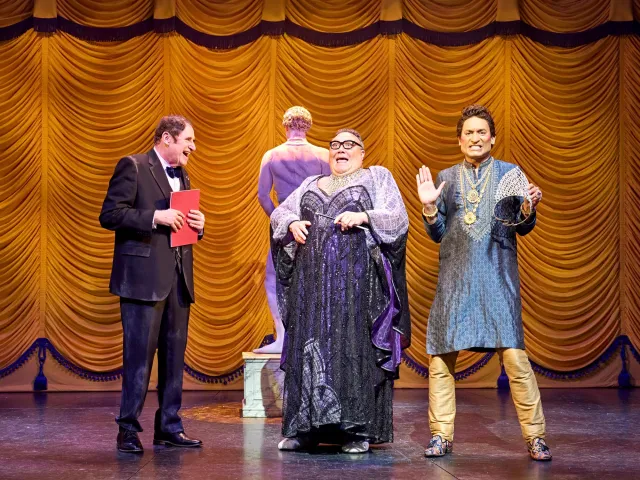 Richard Kind (Max Bialystock), Trevor Ashley (Roger DeBris) et Raj Ghatak (Carmen Ghia) créditent Manuel Harlan