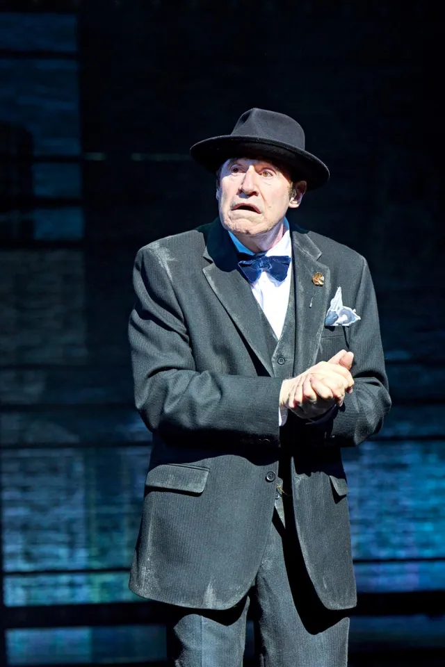 Richard Kind (Max Bialystock) crédite Manuel Harlan