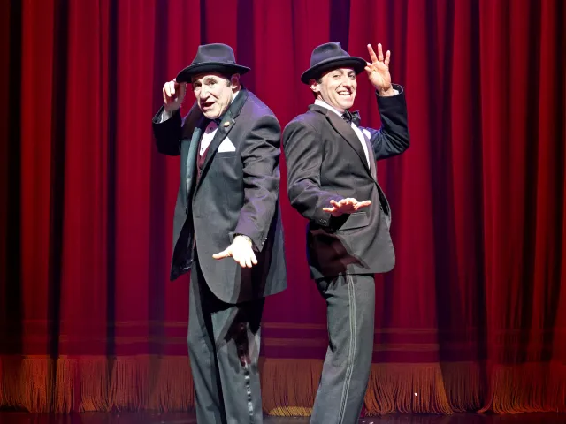 Richard Kind (Max Bialystock) et Marc Antolin (Leo Bloom) créditent Manuel Harlan