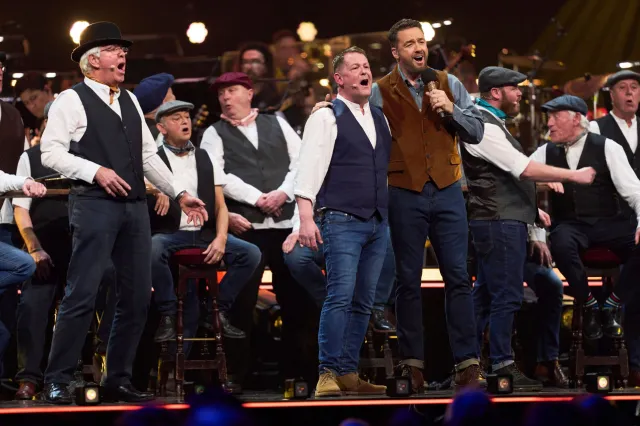 Jason Manford et le chœur Infant Hercules