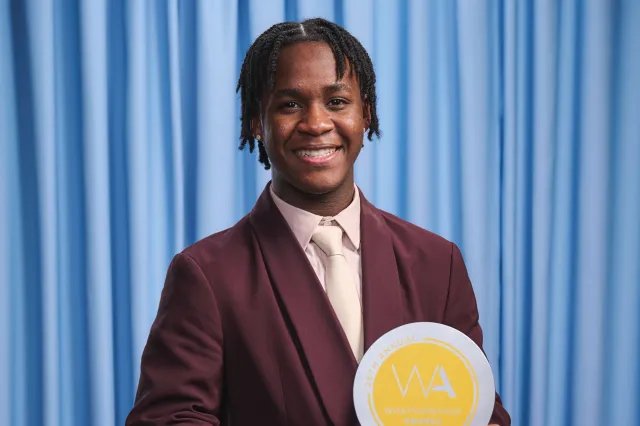 Timi Akinyosade avec son prix WhatsOnStage