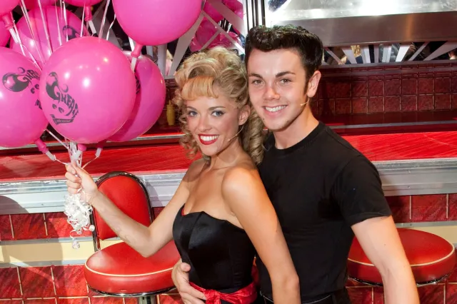 Emma Stephens (Sandy) et Ray Quinn (Danny) célèbrent le 2ème anniversaire de Grease au Piccadilly Theatre en 2009