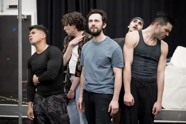 (De gauche à droite) Damian Buhagiar (Garde), Fabian Soto Pacheco (Molina), George Blagden (Valentin), Alex Pinder (Ensemble) et Davide Fienauri (Ensemble) Photographie de Marc Brenner