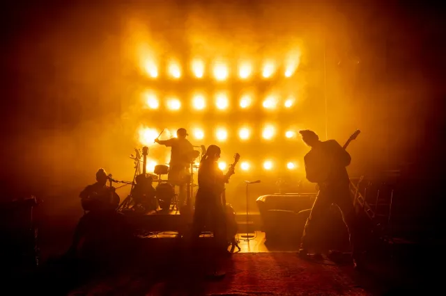 Cast of Manic Street Creature. Credit Johan Persson. 01872