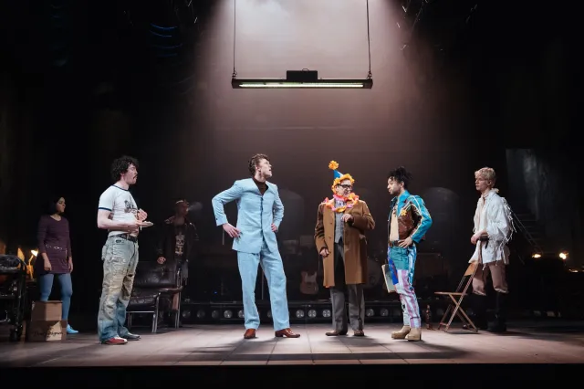 7. DENTS ET SOURIRES. Aysha Kala (Laura), Bill Caple (Nash), Joseph Evans (Randolph), Phil Daniels (Saraffian), Michael Abubakar (Wilson) et Samuel Jordan (Smegs). Photo par Hélène Murray