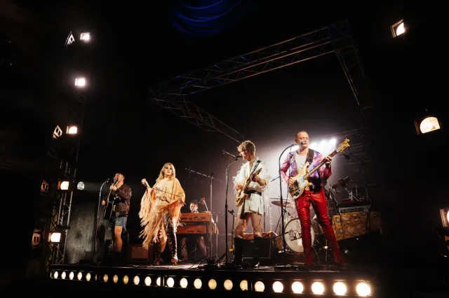 3. DENTS ET SOURIRES. Noah Weatherby (pouces), Rebecca Lucy Taylor (Maggie), Samuel Jordan (Smegs) et Jojo Macari (Peyotl). Photo par Hélène Murray 3. DENTS ET SOURIRES. Noah Weatherby (pouces), Rebecca Lucy Taylor (Maggie), Samuel Jordan (Smegs) et Jojo Macari (Peyotl). Photo par Hélène Murray