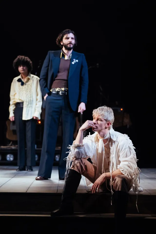 10. DENTS ET SOURIRES. Roman Asde (Anson), Michael Fox (Arthur) et Samuel Jordan (Smegs). Photo par Hélène Murray 10. DENTS ET SOURIRES. Roman Asde (Anson), Michael Fox (Arthur) et Samuel Jordan (Smegs). Photo par Hélène Murray