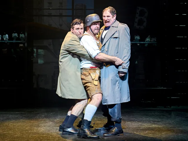 Marc Antolin (Leo Bloom), Harry Morrison (Franz Liebkind) et Richard Kind (Max Bialystock) créditent Manuel Harlan