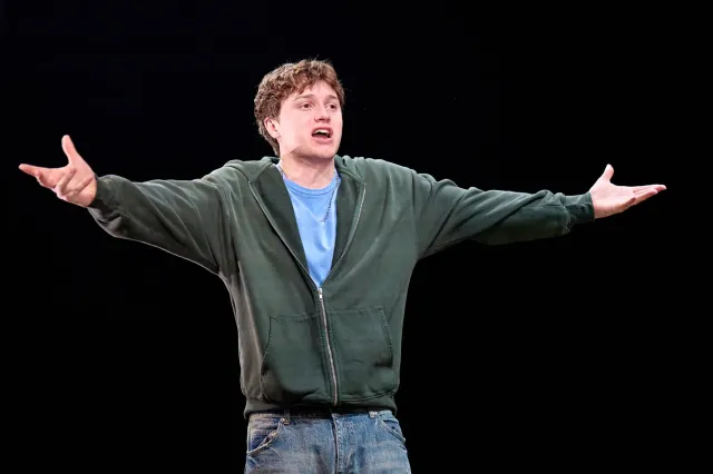 Cormac McAlinden (Harry) dans Inter Alia au Wyndham's Theatre. (c) Manuel Harlan 196