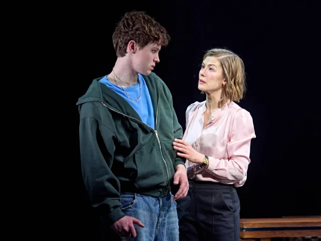 Cormac McAlinden (Harry) et Rosamund Pike (Jessica) en Inter Alia au Wyndham's Theatre. (c) Manuel Harlan 219