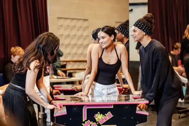 Abgail Amin (Ali Mills) et Company créditent Danny Kaan