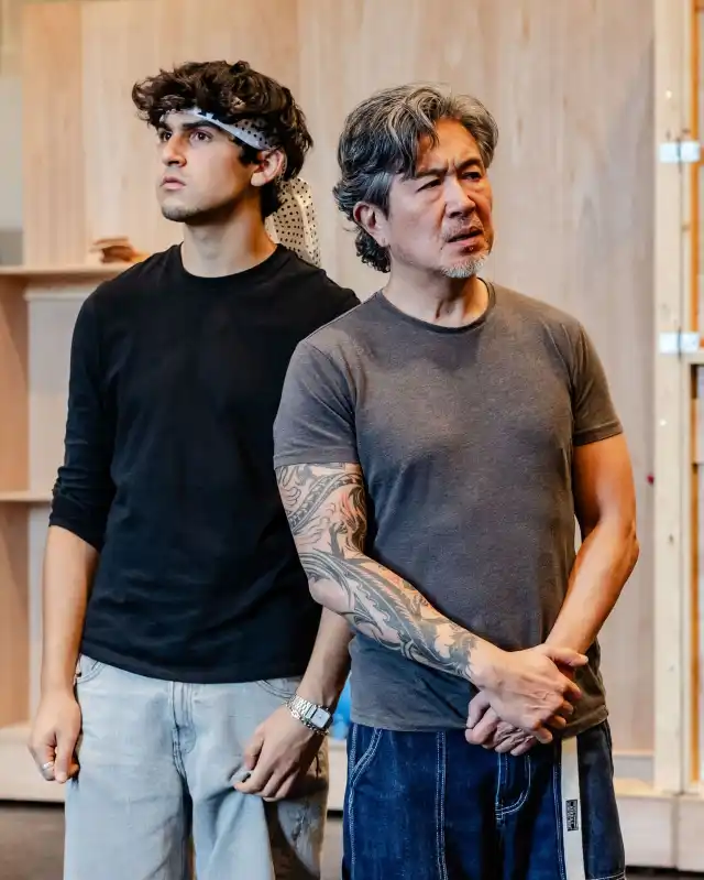 Gino Ochello (Daniel LaRusso) et Adrian Pang (M. Miyagi) créditent Danny Kaan