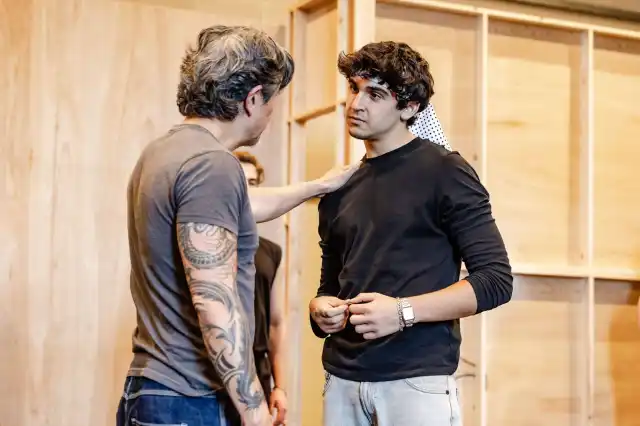 Adrian Pang (M. Miyagi) et Gino Ochello (Daniel LaRusso) créditent Danny Kaan