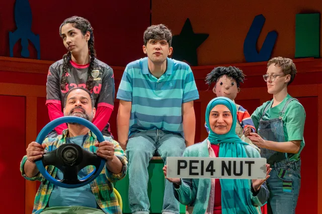 Umar Butt, Aizah Khan, Emaan Durrani, Justin Kendal-Sadiq et Izzy Coward dans Planet Omar