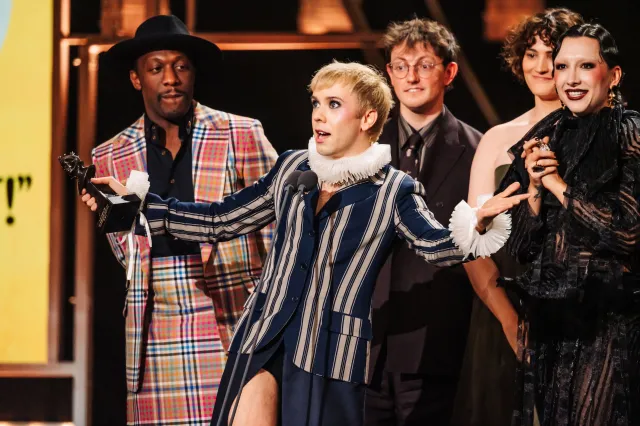 Cole Escola et le casting de Oh, Mary ! aux Olivier Awards, photo de Danny Kaan