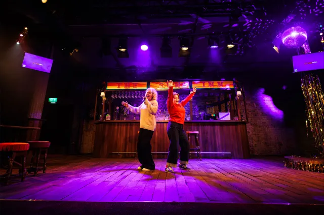 Sophie Stanton et Rowan Robinson dans Heart Wall