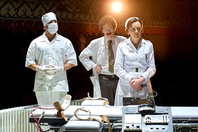 Adam Bond, Matthew Steer et Olivia Williams dans Vol au-dessus d'un nid de coucou