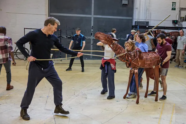 Répétitions War Horse 2026 au Théâtre National Forefront Stephen Beckett, 'Joey as a Foal', Anita Adam Gabay, Eloise Beaumont Wood, Jordan Paris 0403.P c Brinkhoff Moegenburg