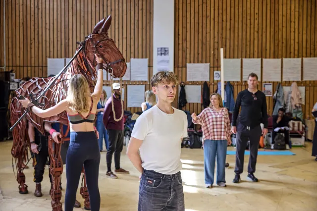 Répétitions de War Horse 2026 au Théâtre National Forefront Tom Sturgess, arrière-plan Jo Castleton, Stephen Beckett 0173.P c Brinkhoff Moegenburg