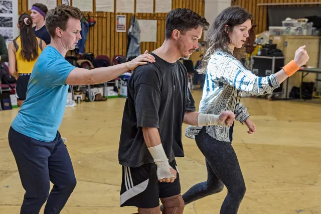 Répétitions de War Horse 2026 au Théâtre National LR Andrew Keay, Chris Milford, Alexandra Donnachie Crop 0260.P c Brinkhoff Moegenburg