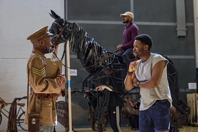 Répétitions de War Horse 2026 au Théâtre National LR Damian Lynch, Daniel Rock, Ike Bennett 0201.P c Brinkhoff Moegenburg