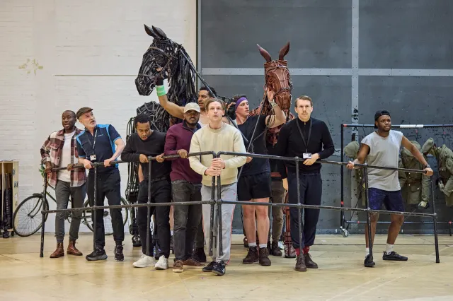 Répétitions War Horse 2026 au Théâtre National LR Damian Lynch, Jack Lord, Corey Montague Sholay, Daniel Rock, Wade Lewin, Manuel Klein, Matthew Lawrence, Chris Williams, Ike Bennett 0443.P c Brinkhoff Moegenburg